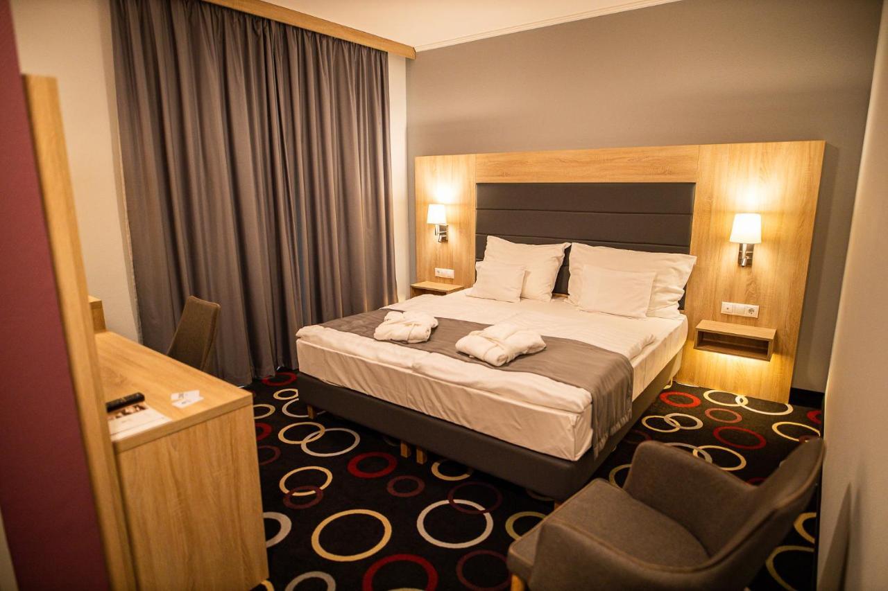 Garden Hotel Wellness Es Konferencia Solnok Dış mekan fotoğraf
