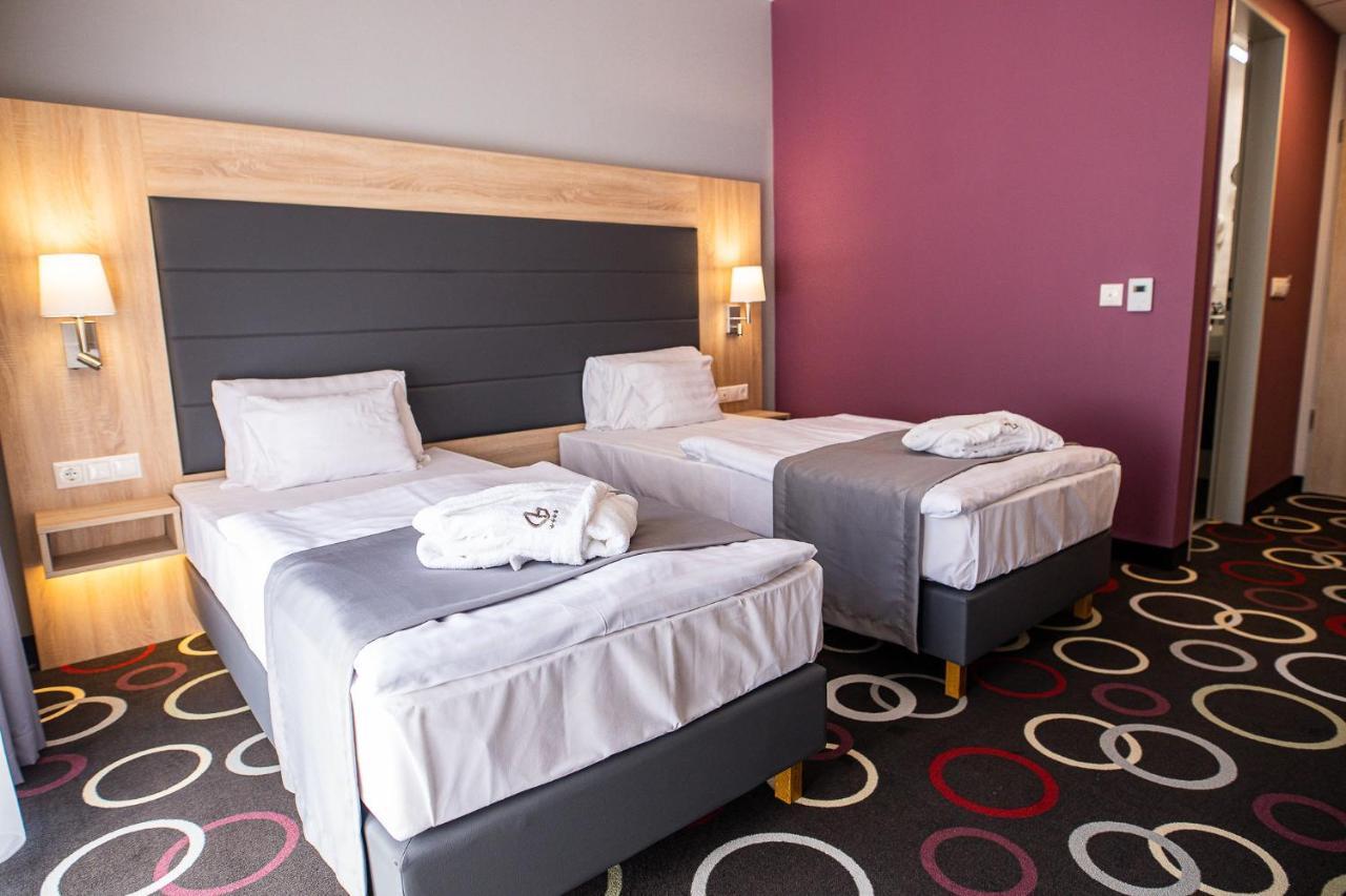 Garden Hotel Wellness Es Konferencia Solnok Dış mekan fotoğraf