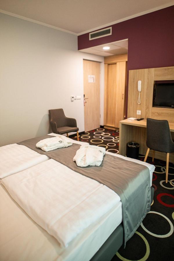 Garden Hotel Wellness Es Konferencia Solnok Dış mekan fotoğraf