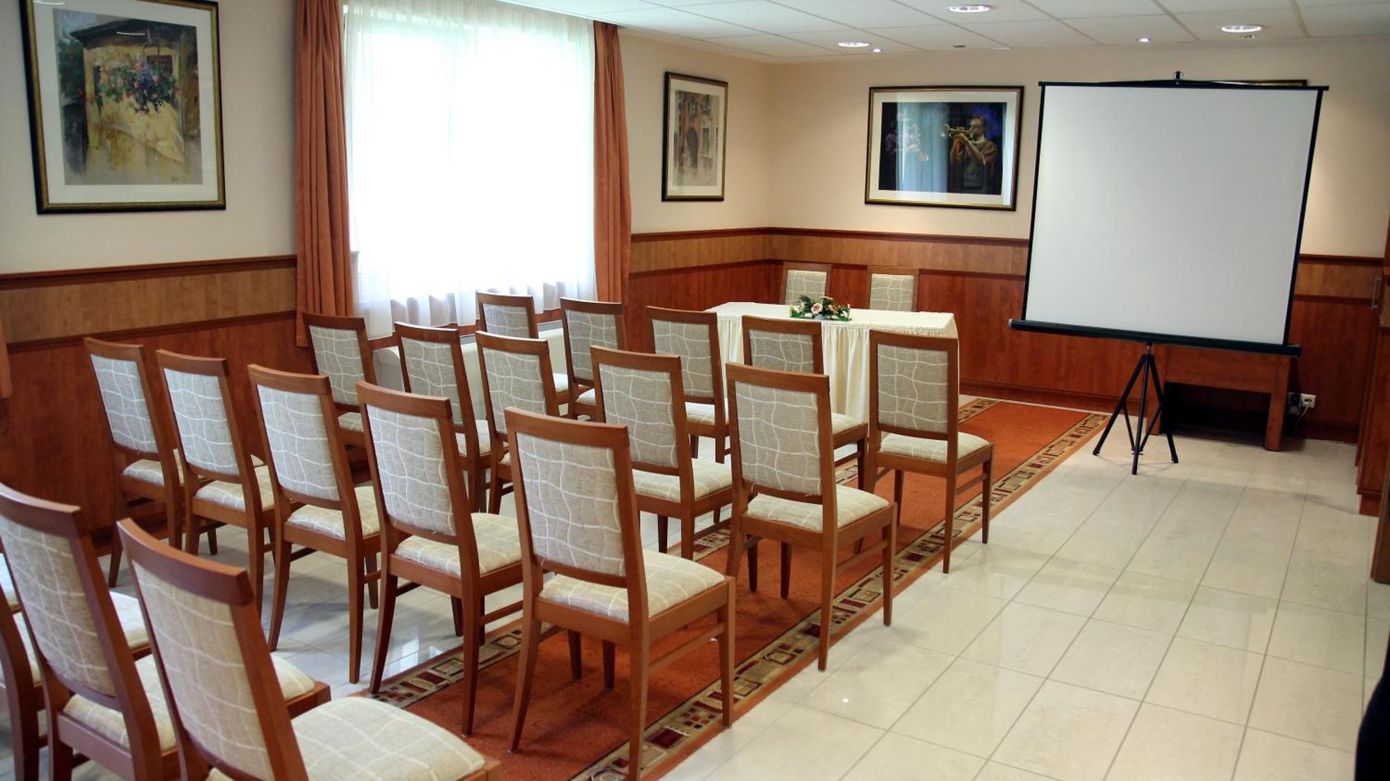 Garden Hotel Wellness Es Konferencia Solnok Dış mekan fotoğraf