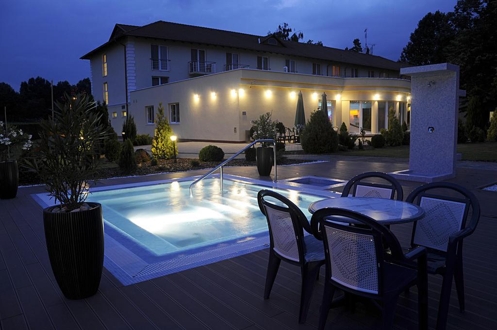 Garden Hotel Wellness Es Konferencia Solnok Dış mekan fotoğraf