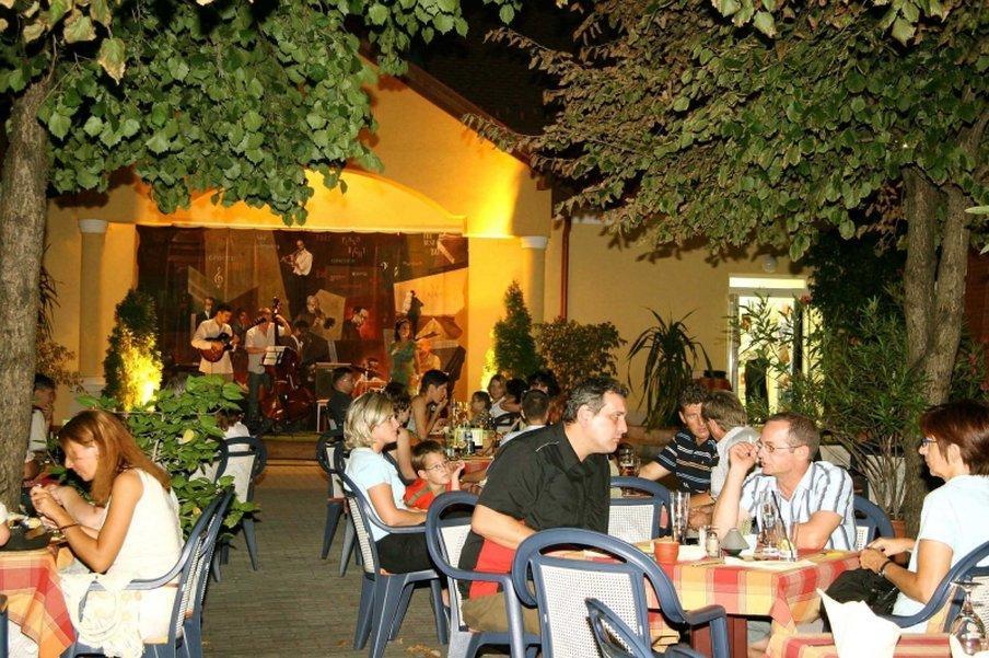 Garden Hotel Wellness Es Konferencia Solnok Restoran fotoğraf
