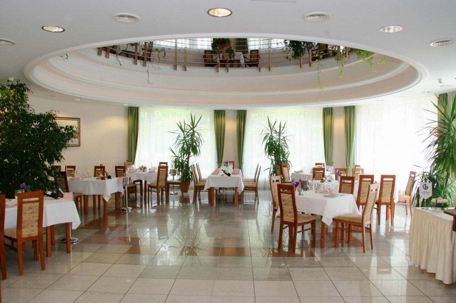 Garden Hotel Wellness Es Konferencia Solnok Restoran fotoğraf