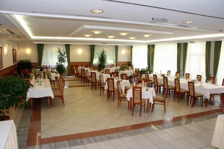 Garden Hotel Wellness Es Konferencia Solnok Restoran fotoğraf