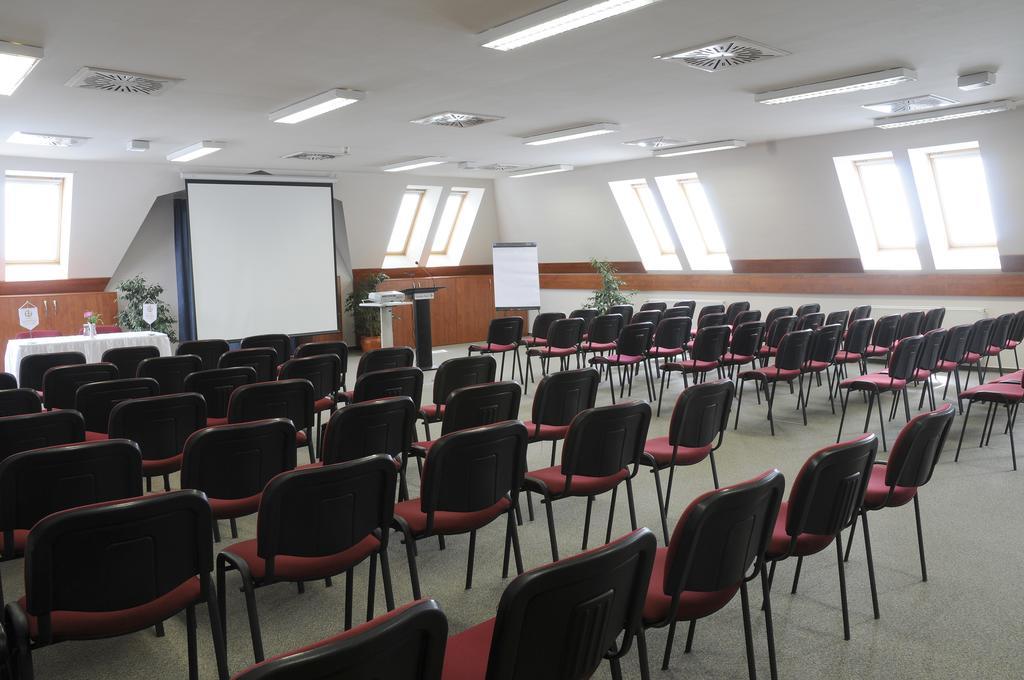 Garden Hotel Wellness Es Konferencia Solnok Dış mekan fotoğraf