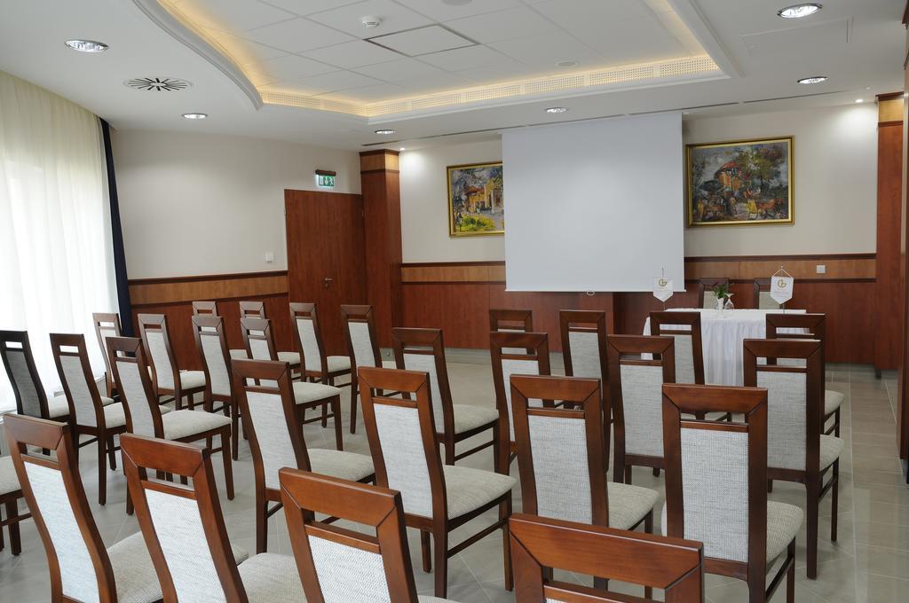 Garden Hotel Wellness Es Konferencia Solnok Dış mekan fotoğraf