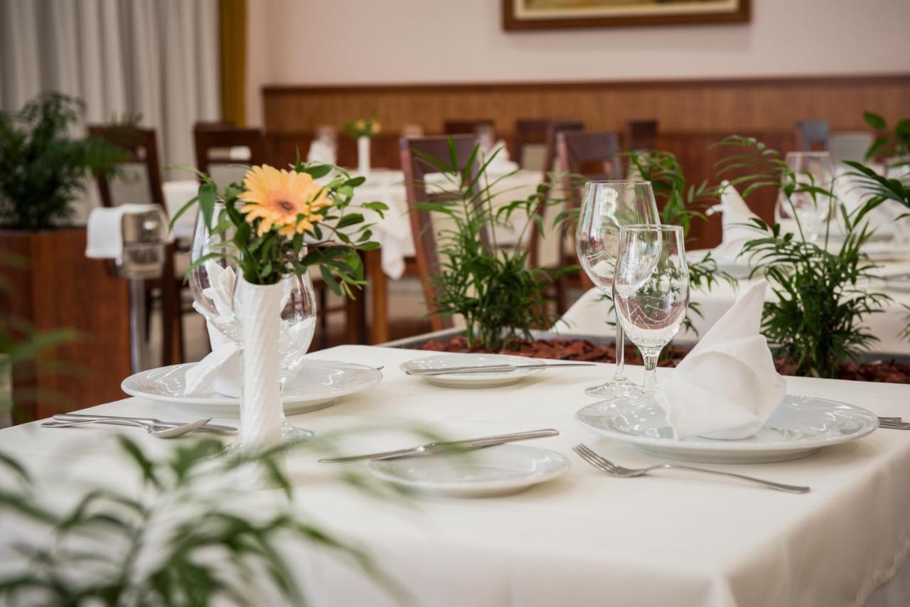 Garden Hotel Wellness Es Konferencia Solnok Dış mekan fotoğraf